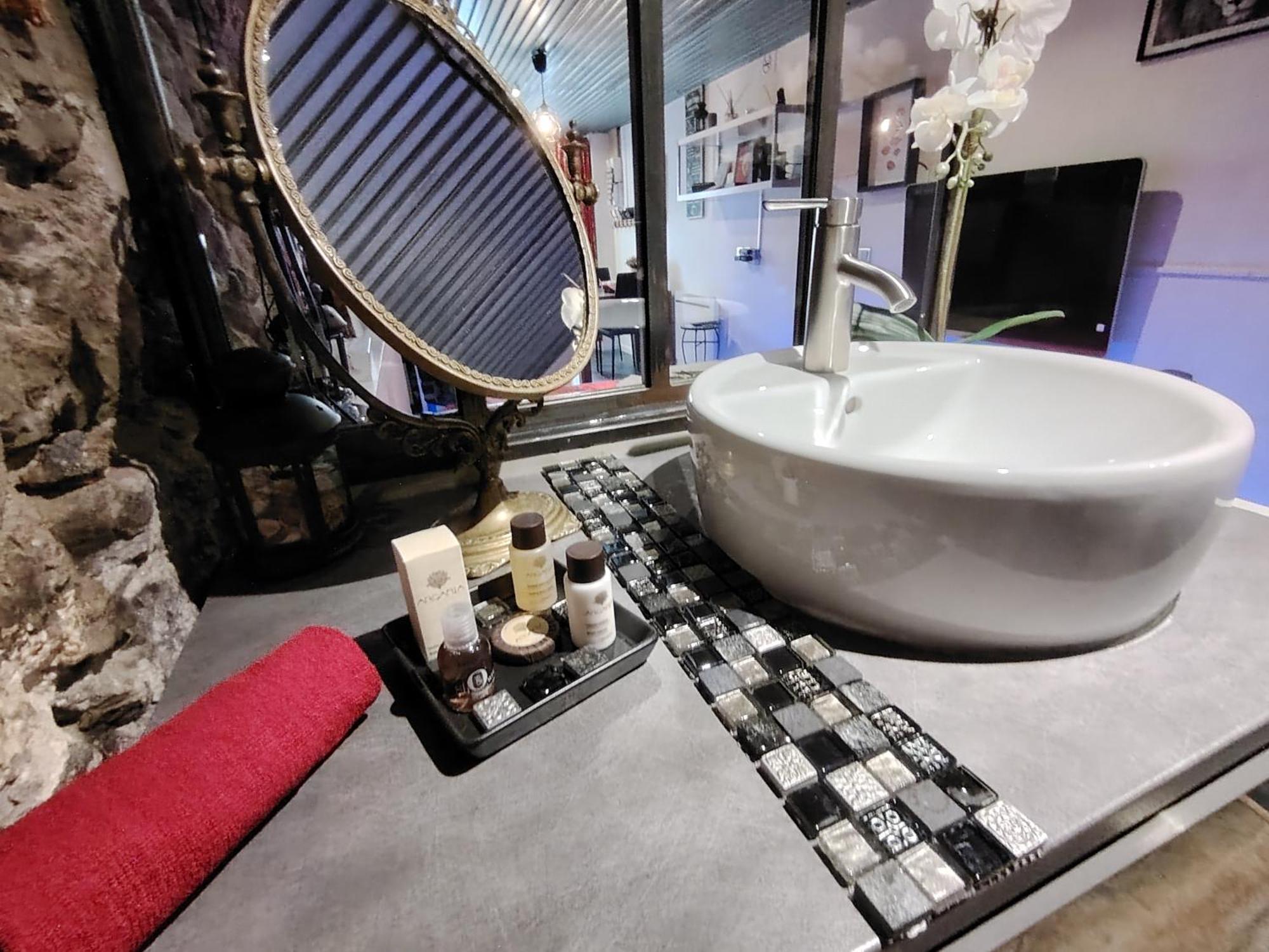 Sweet Loft Grenoble-Love Room Avec Jacuzzi & Sauna Exterior photo